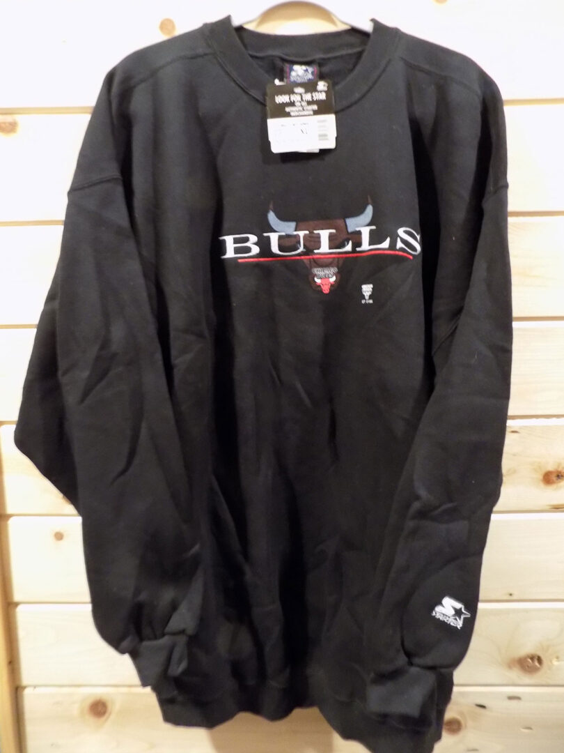 Chicago Bulls Embroidered XL Black Sweatshirt by Starter