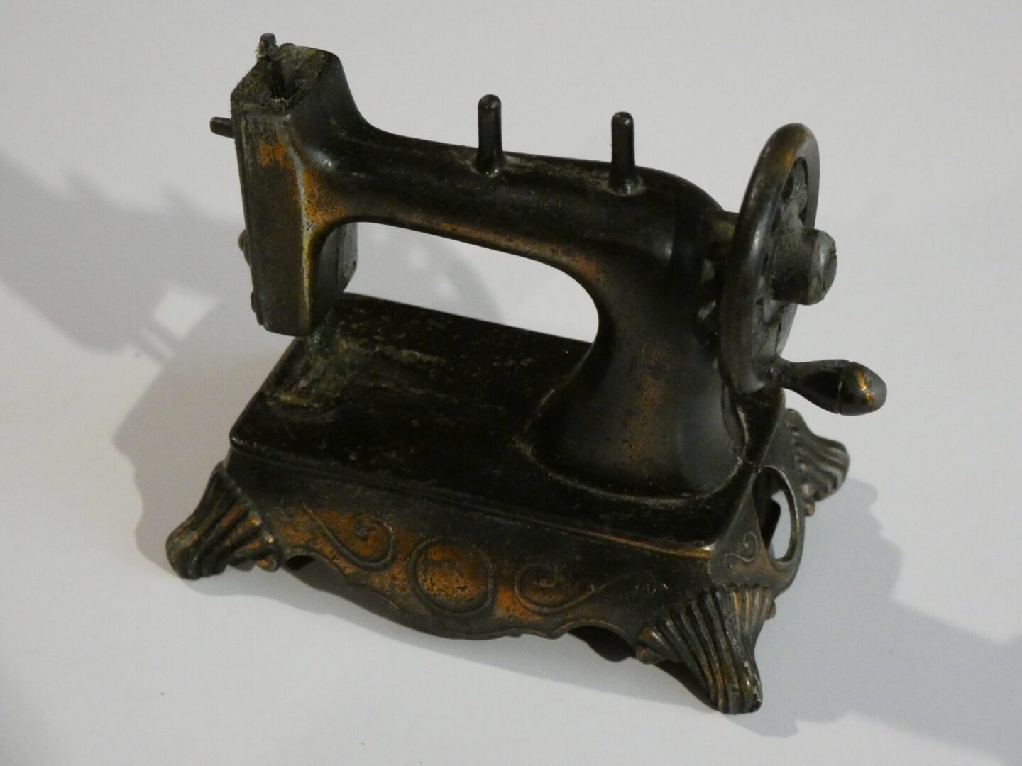 Vintage metal sewing machine pencil sharpener.