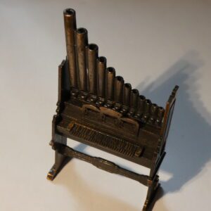 A metal model of a pipe organ.