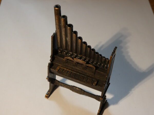 A metal model of a pipe organ.